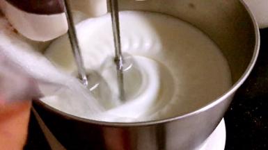 加入剩下的白糖，继续打发