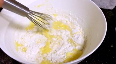 用手动打蛋器划拌均匀