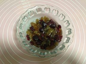 蔓越莓干和葡萄干儿提前用朗姆酒浸泡一小时，捞出后用漏子沥干备用。