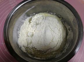 筛入低粉和盐，继续搅拌至均匀