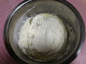 筛入低粉和盐，继续搅拌至均匀