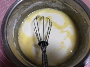 缓缓加入牛奶和淡奶油的混合物