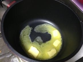 剩余的黄油放入小锅中小火慢慢加热