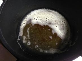 加热至颜色呈棕黄色（焦化黄油），过滤去多余杂质