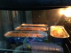 放入预热好的烤箱，中层，180度―190度烘烤约50―60分钟，至表面出现焦色即可。