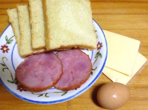 鸡蛋、火腿、芝士片、吐司准备好