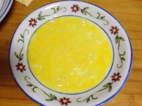 鸡蛋打入比较平坦的盘里，鸡蛋加盐、白胡椒粉充分打散