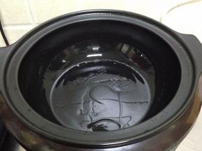 预热好的锅，底部刷上油