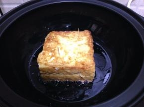 煎至蛋液凝固微黄，翻面再煎至微黄即可