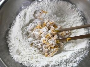 把南瓜泥和适量糖放在200克面粉中搅匀。