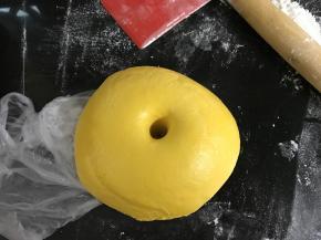 面团沾粉戳洞，不回缩不塌陷发酵结束。