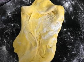 把发酵好的面团排气后加适量面粉，把面粉全部揉进。
