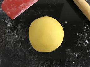 直至面团光滑细腻。