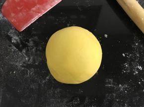 直至面团光滑细腻。