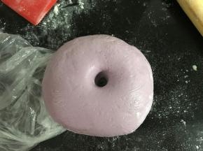 同样的方法把紫薯面团处理好。