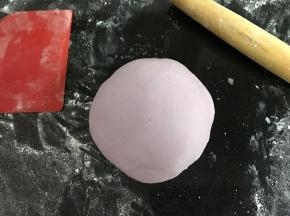 同样的方法处理好紫薯面团。