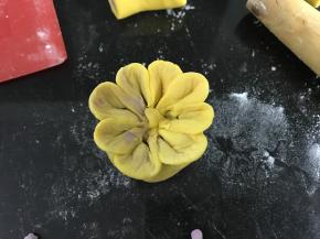 再用手捏出花瓣。