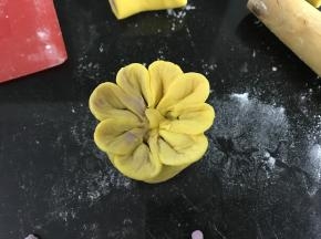 再用手捏出花瓣。