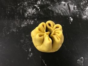 然后再分别把八个角往上提起收拢后捏紧。
