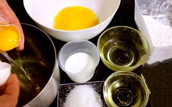 称重备好食材，将鸡蛋打散蛋白和蛋黄分开