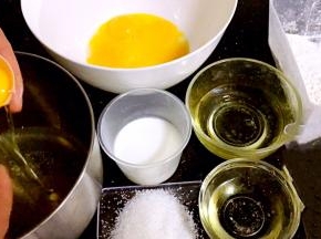 称重备好食材，将鸡蛋打散蛋白和蛋黄分开