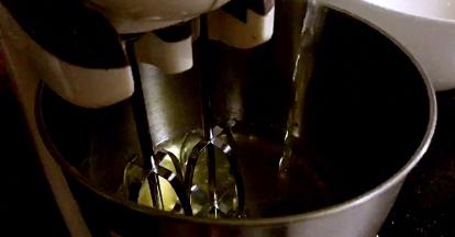 蛋白里加入白醋，用电动打蛋器，启动低档打发至起泡