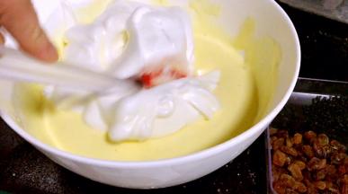 再加入剩下的蛋白霜，继续切拌和翻拌均匀