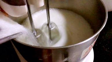 加入第二次白糖，打蛋器启动高档继续打发至硬性蓬松