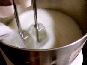 加入第二次白糖，打蛋器启动高档继续打发至硬性蓬松