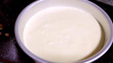 将拌好的蛋糕糊倒入八寸蛋糕模具中