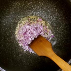 油热后加入洋葱丁爆香
