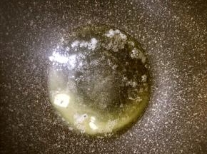 锅中热黄油
