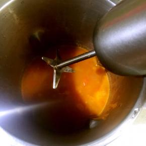 然后倒入豆浆机，启动浓汤功能即可