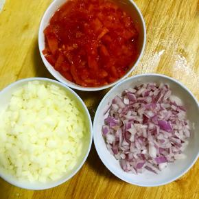 西红柿，土豆，洋葱洗净切成丁备用
