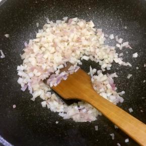 然后加入土豆丁翻炒，