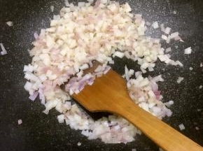 然后加入土豆丁翻炒，