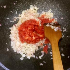 土豆炒到7分熟的时候加入西红柿