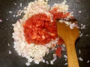 土豆炒到7分熟的时候加入西红柿