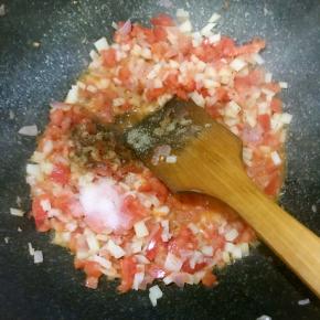 加入适量盐，胡椒粉翻炒