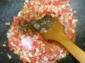 加入适量盐，胡椒粉翻炒