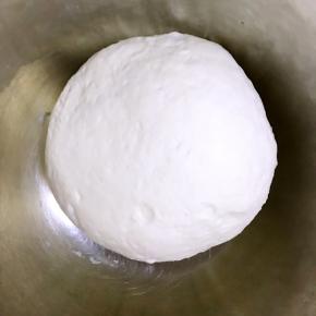 加入适量水搅拌成棉絮状并揉成光滑面团，