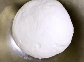 加入适量水搅拌成棉絮状并揉成光滑面团，