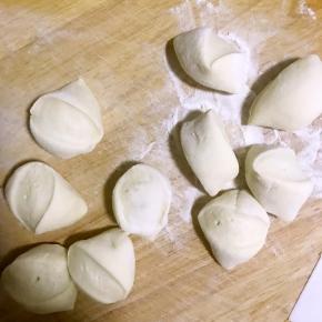 待发酵至原来的两倍大时候，排气分割