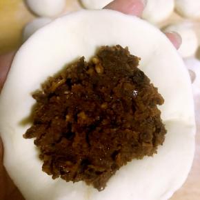 放入豆沙馅(豆沙里加了红枣和黑糖)豆沙馅喜欢细腻口感的可以放入料理机打碎，然后再放入适量油不粘锅中炒到合适的稠度即可