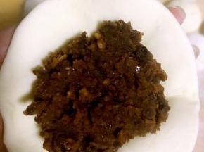 放入豆沙馅(豆沙里加了红枣和黑糖)豆沙馅喜欢细腻口感的可以放入料理机打碎，然后再放入适量油不粘锅中炒到合适的稠度即可