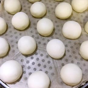 放入蒸屉，盖盖子进行二次发酵，待发到原来的1.5倍大小时候开火冷水上锅蒸，水开后蒸10分钟，蒸好后关火虚蒸5分钟