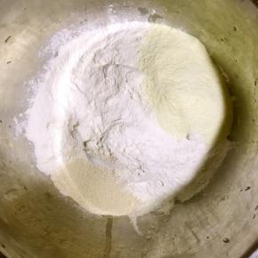 面粉中加入酵母，奶粉