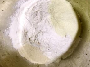 面粉中加入酵母，奶粉