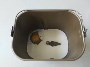 鸡蛋、牛奶、白糖、盐倒入面包桶