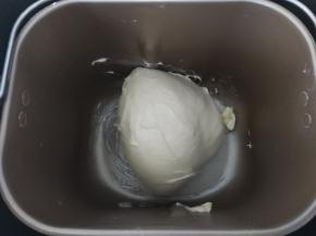 第一次和面结束，放入黄油继续和20分钟